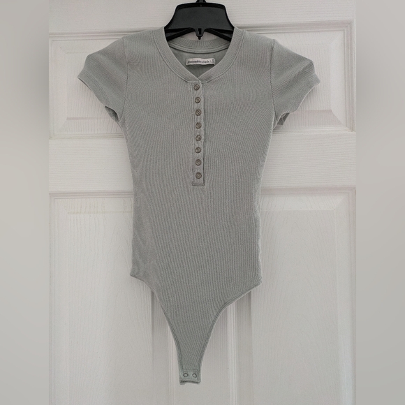 Abercrombie & Fitch A&F Gray Green Ribbed Short Sleeve Button Down Bodysuit XS - Picture 1 of 8